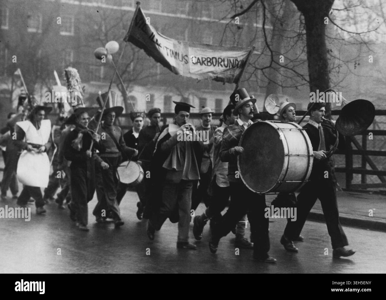 "Rag" degli studenti in occasione della giornata internazionale - la band di fumetti degli studenti - una collezione di oggetti - ha condotto gli studenti della Queen Mary in processione. Gli studenti di Londra sono stati in forza questa mattina, tenendo il loro spettacolo per celebrare la giornata internazionale degli studenti con una processione dall'Università di Londra attraverso Marylebone, Holborn e St. Pancras. 17 novembre 1948. (Foto di Fox). Foto Stock