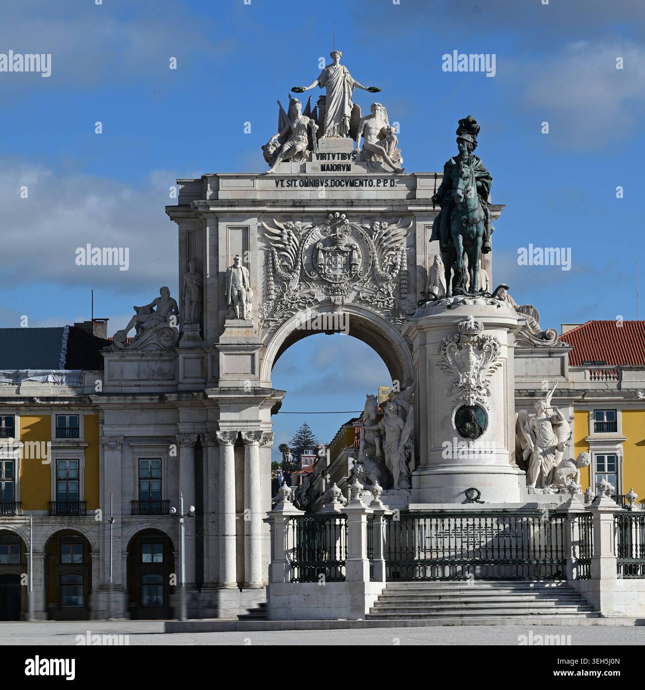 Una vista spettacolare dell'iconico Arco da Rua Augusta di Lisbona che si erge sopra la Piazza del Comércio, con intricate incisioni in pietra e la famosa via equestre Foto Stock
