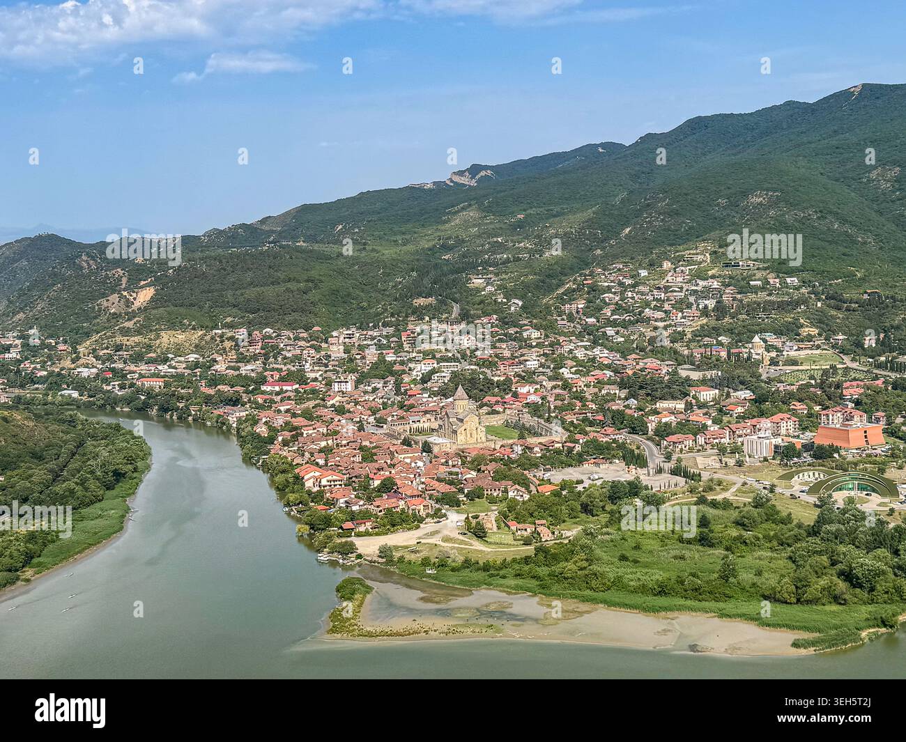 Vista aerea di Mtskheta, Georgia, con la cattedrale di Svetitskhoveli, i fiumi e le colline pedemontane del Caucaso. - Immagine stock catturata con smartphone