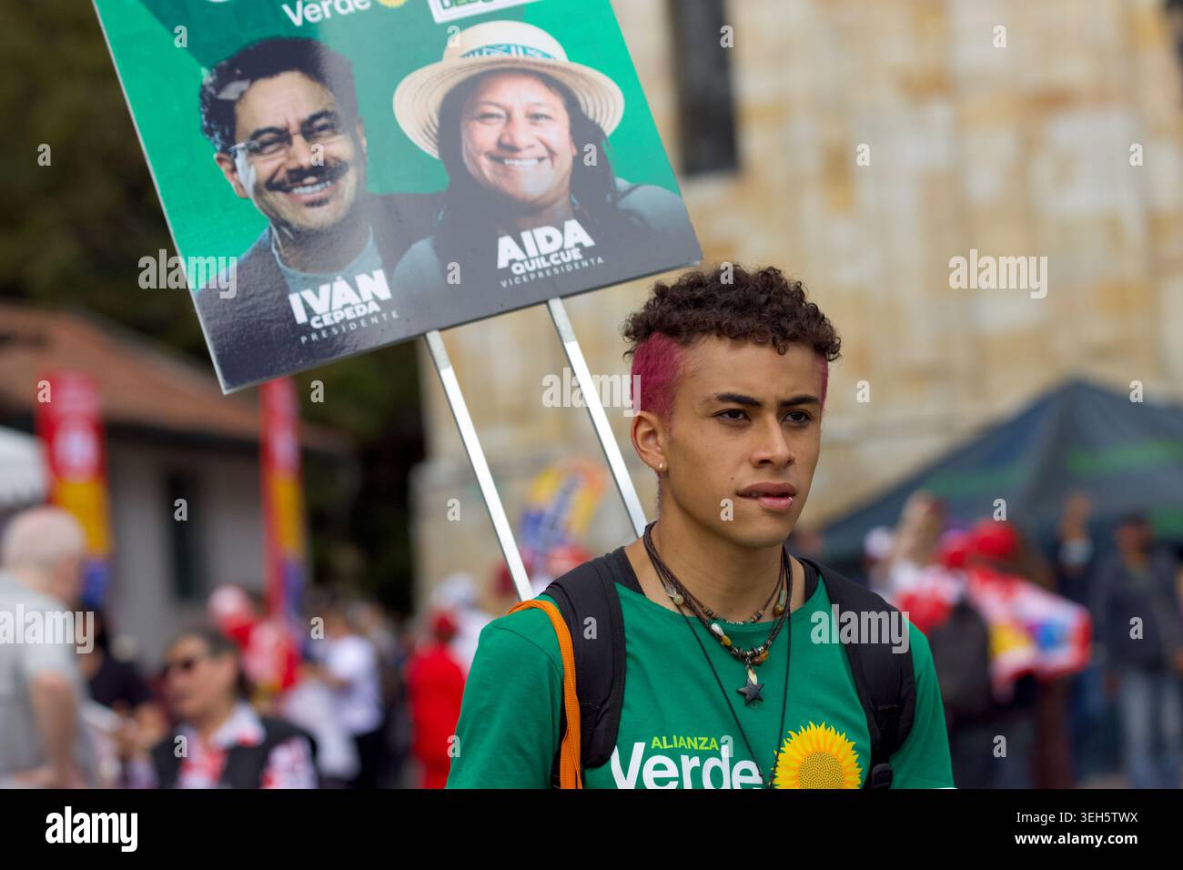 Bogotà, Cundinamarca, COLOMBIA. 22 maggio 2026. I sostenitori riempiono la Plaza de BolÃ-var per la manifestazione finale della campagna elettorale del senatore di sinistra e candidato presidenziale IVAN CEPEDA e del candidato alla vicepresidenza AIDA QUILCUE in vista delle elezioni del primo turno del maggio 31. La massiccia affluenza sottolinea l’intensa mobilitazione politica e l’alta posta in gioco che afferra il paese mentre gli elettori decidono tra la continuità politica e il passaggio a destra. (Credit Image: © Zoraida Diaz/ZUMA Press Wire) SOLO PER USO EDITORIALE! Non per USO commerciale! Foto Stock