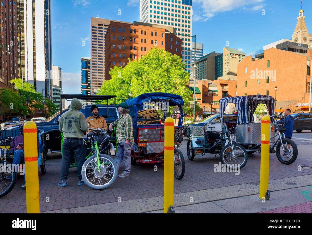 I tuk-tuk aspettano i passeggeri a Larimer Square, Denver, Colorado Foto Stock