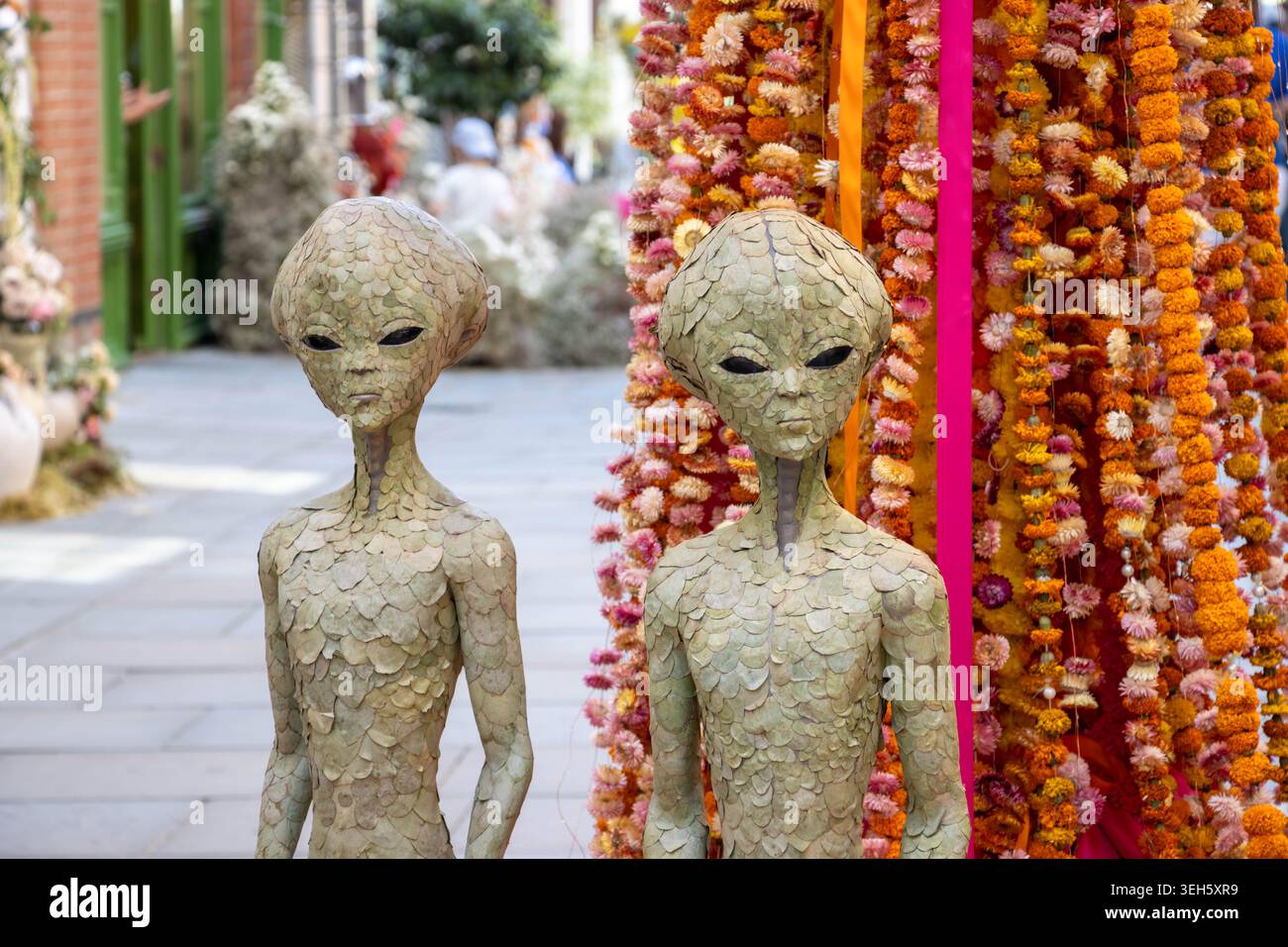 Installazione floreale Alien su Pavilion Road per il Chelsea Flower Show 2026, Londra. Chelsea in Bloom. Foto Stock