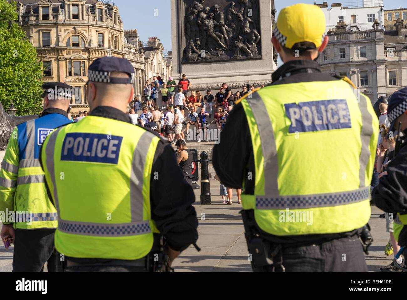 Londra, Regno Unito. 22 maggio 2026, gli agenti della polizia metropolitana esaminano i tifosi di Middlesbrough riuniti a Trafalgar Square, nel centro di Londra, in vista della finale di play-off del campionato EFL 2026 contro Hull City allo stadio di Wembley il giorno seguente. Gli agenti in abbigliamento ad alta visibilità monitorano gli arrivi anticipati mentre i tifosi iniziano a riempire la piazza al sole del pomeriggio prima delle celebrazioni pre-partita Credit:xiu bao/Alamy Live News Foto Stock