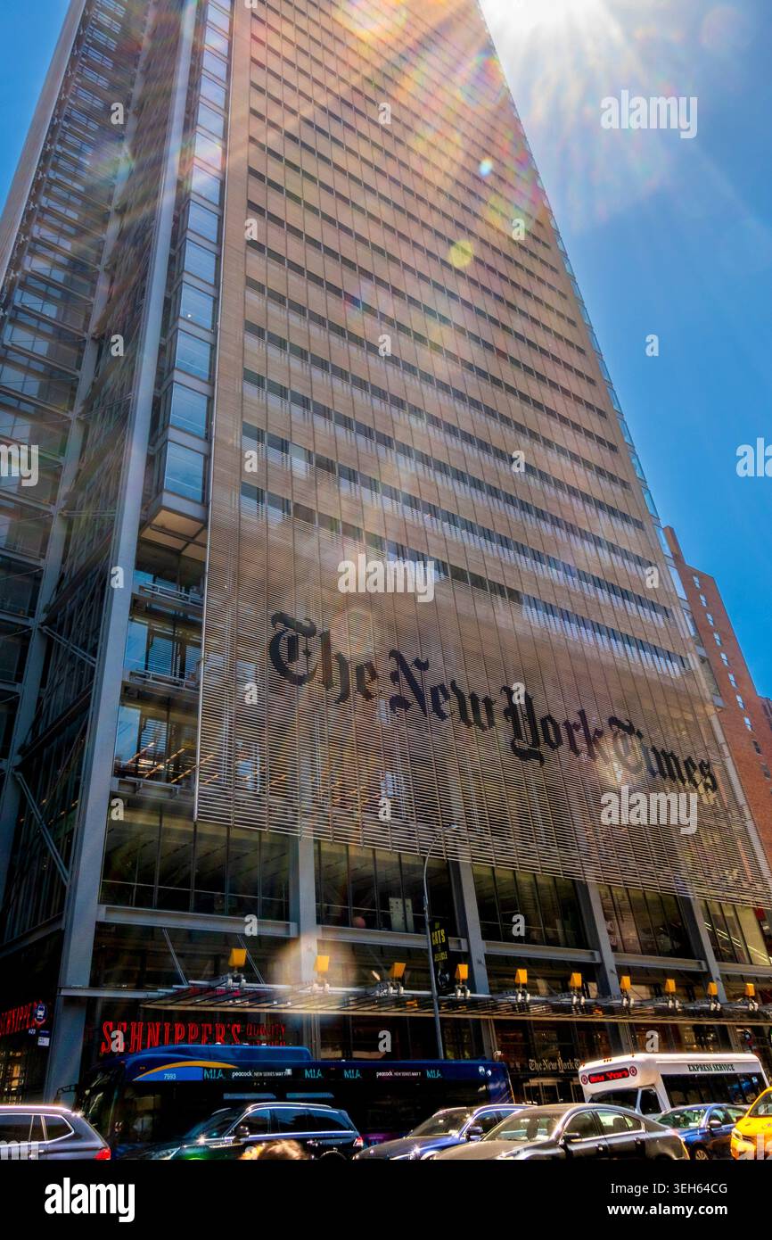 New York, NY - USA - 16 maggio 2026 Vista del New York Times Building, che sorge sopra la 42nd Street, con schermo in ceramica scintillante, logo audace e c Foto Stock