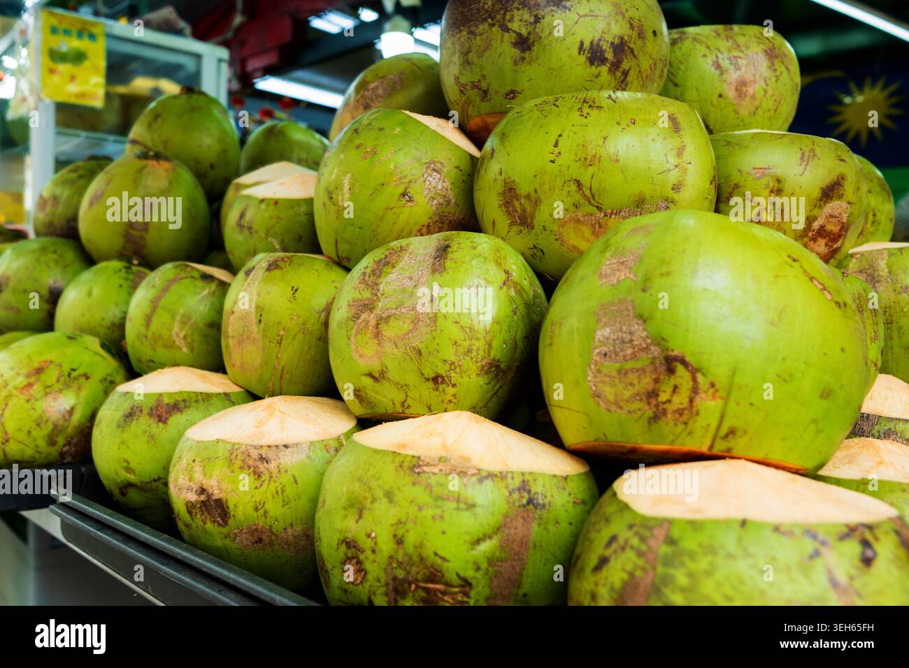 Una pila di noci di cocco verdi fresche in un Tropical Street Market Stall Foto Stock