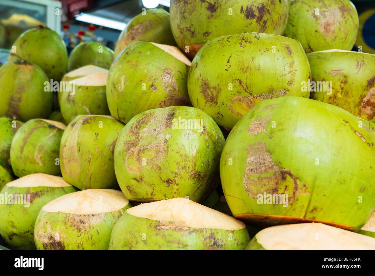 Una pila di noci di cocco verdi fresche in un Tropical Street Market Stall Foto Stock