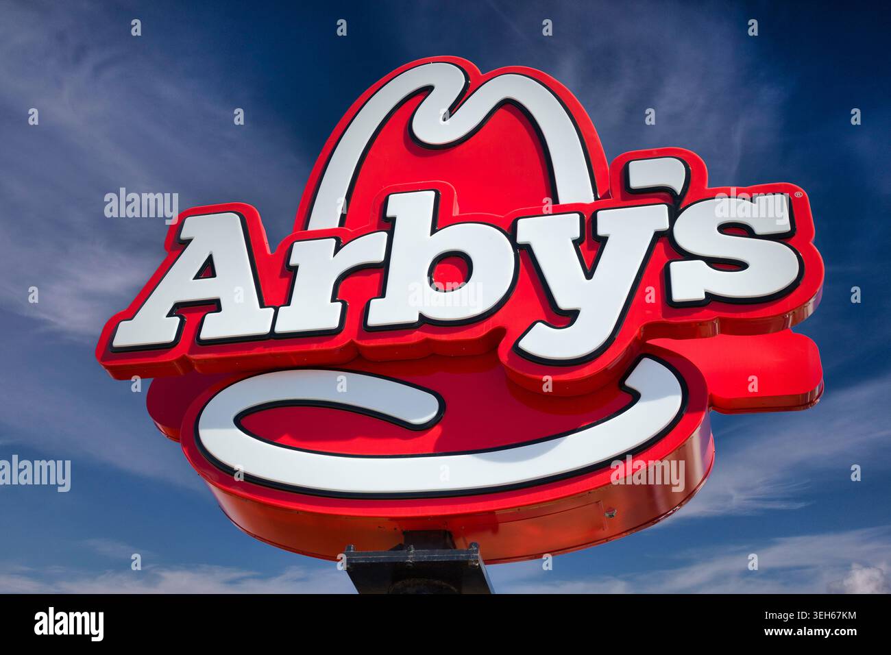 Princeton, Minnesota, 15 aprile 2026: Insegna esterna del ristorante Arby e logo del marchio. Foto Stock