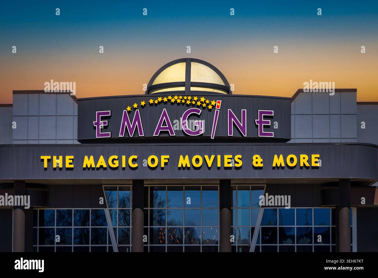Eagan, Minnesota, 10 aprile 2026: Esterno del cinema Emagine al crepuscolo e logo del marchio. Foto Stock