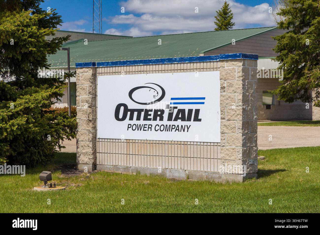 Crookston, Minnesota, 16 maggio 2026: Segno esterno e logo del marchio Ottertail Power Company. Foto Stock