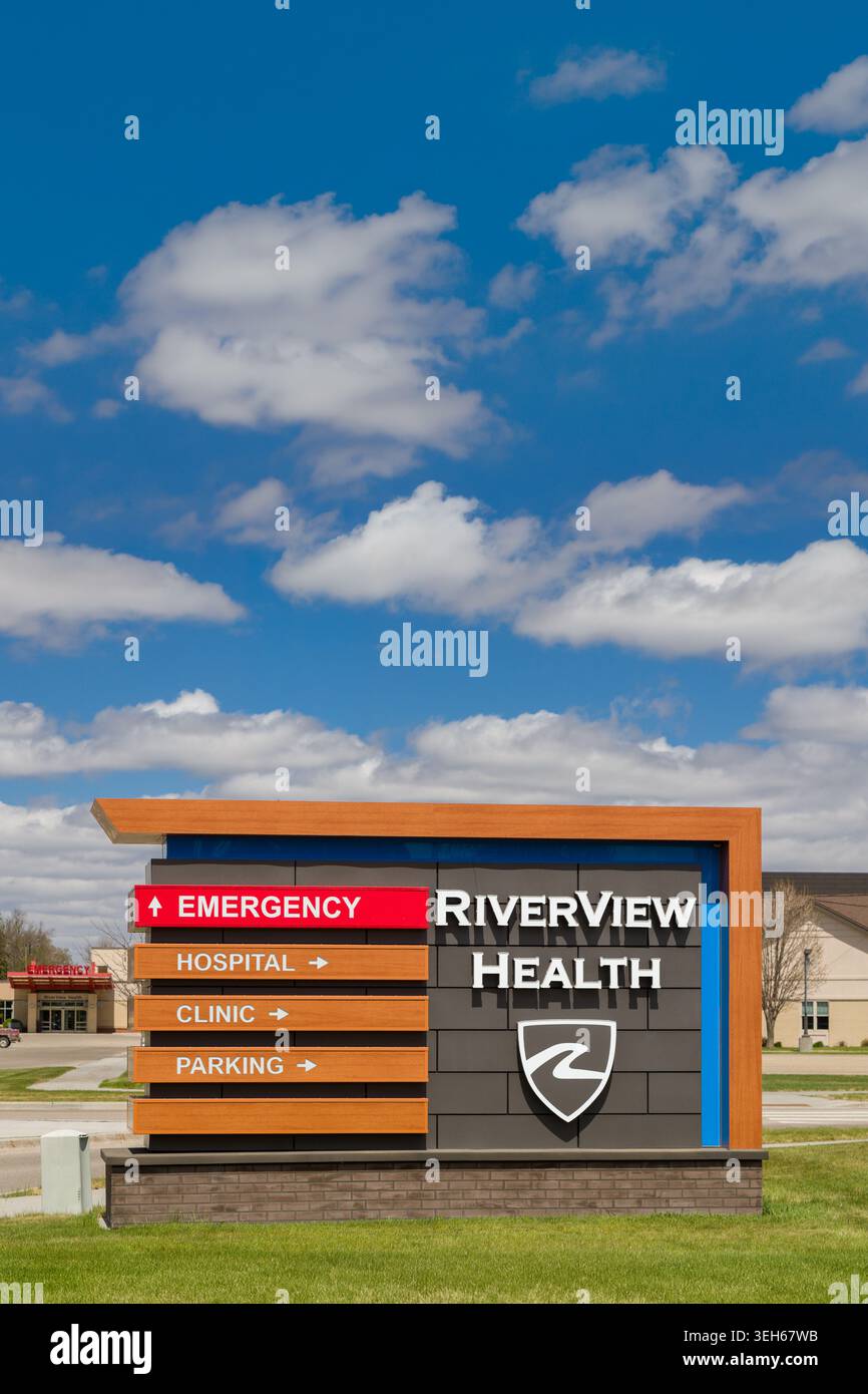 Crookston, Minnesota, 16 maggio 2026: Segno esterno e logo del marchio Riverview Health. Foto Stock