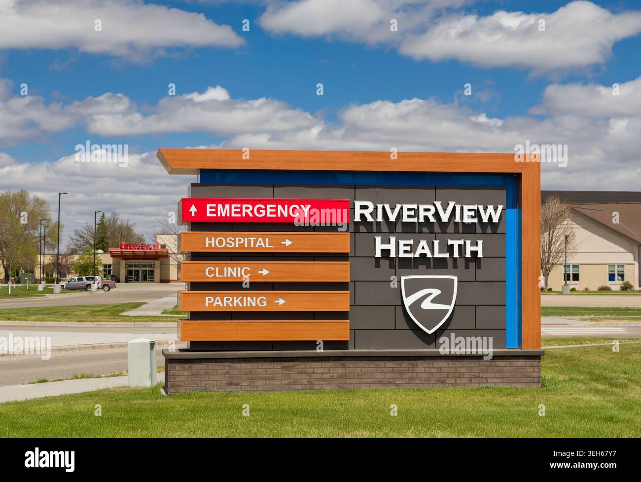 Crookston, Minnesota, 16 maggio 2026: Segno esterno e logo del marchio Riverview Health. Foto Stock
