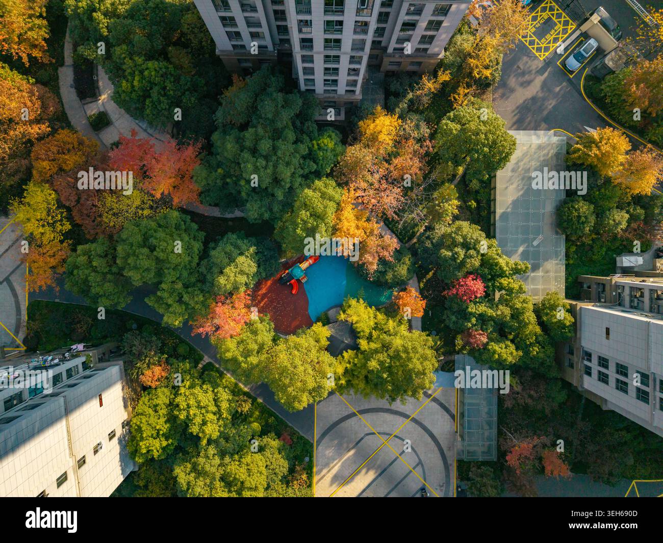 Una densa area residenziale urbana dall'alto, caratterizzata da alti condomini Foto Stock