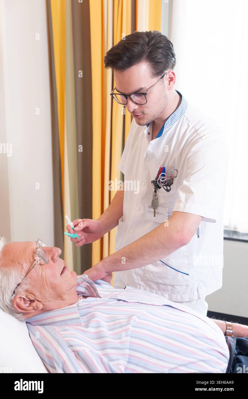 L'infermiere sta per inserire il catetere endovenoso (IV). Foto Stock