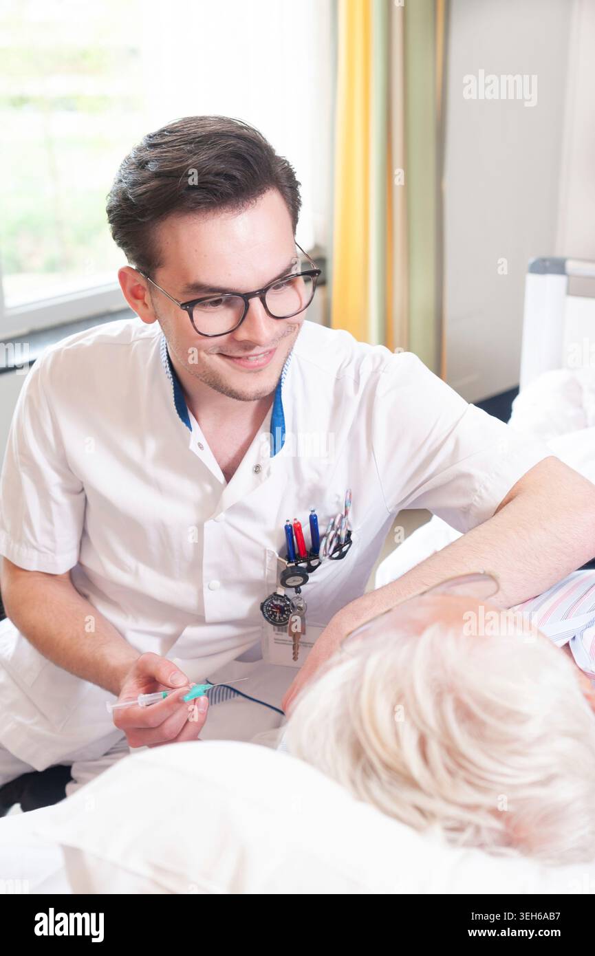 L'infermiere sta per inserire il catetere endovenoso (IV). Foto Stock