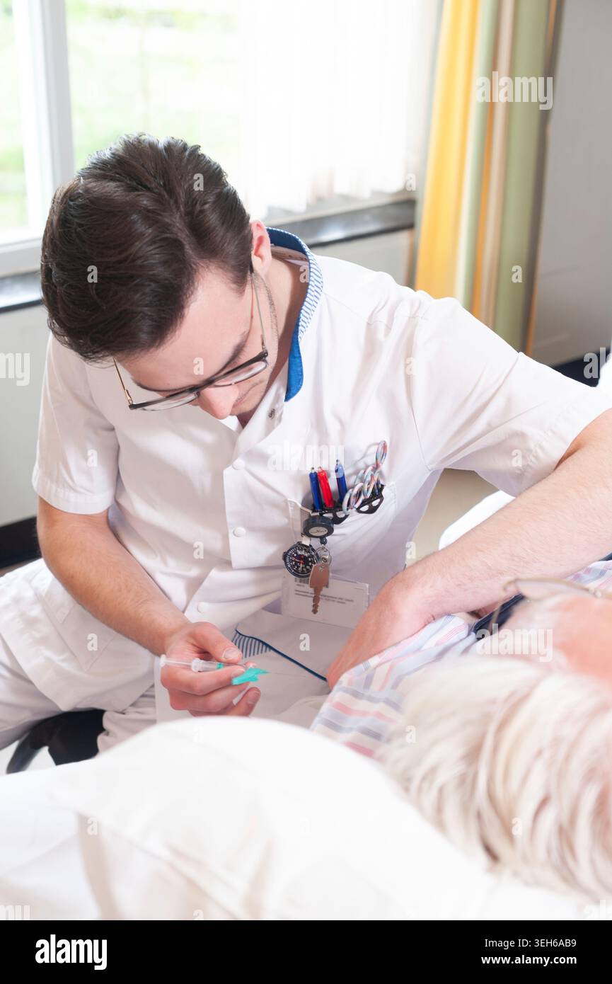 L'infermiere sta per inserire il catetere endovenoso (IV). Foto Stock