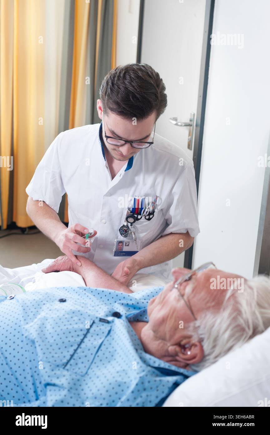 L'infermiere sta per inserire il catetere endovenoso (IV). Foto Stock