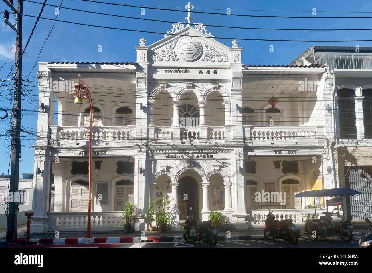 Edificio Songtek (patrimonio culturale) che ospita il Thai Hua Club, situato in un palazzo sino-portoghese restaurato in Dibuk Rd nella zona della città Vecchia di Phuket, Thailandia Foto Stock