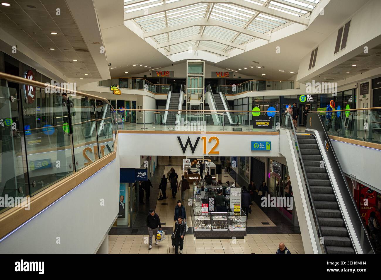 LONDRA - 1 APRILE 2026: SHEPHERDS BUSH GREEN W12 - W12 Shopping Centre Interior West12 Atrium Foto Stock