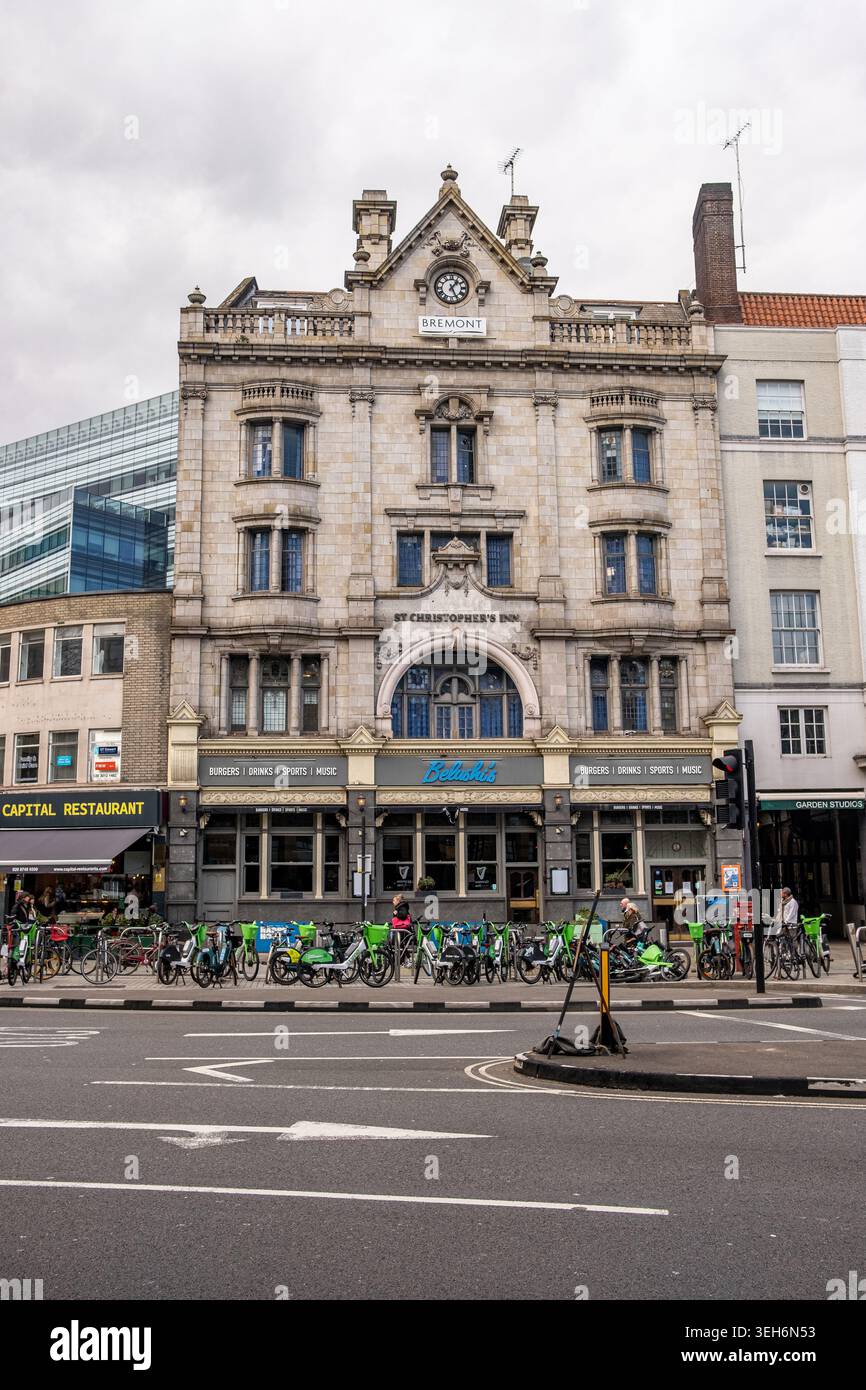 LONDRA - 1 APRILE 2026: HAMMERSMITH - St Christopher's Inn Belushi's Hostel bar edificio storico Foto Stock