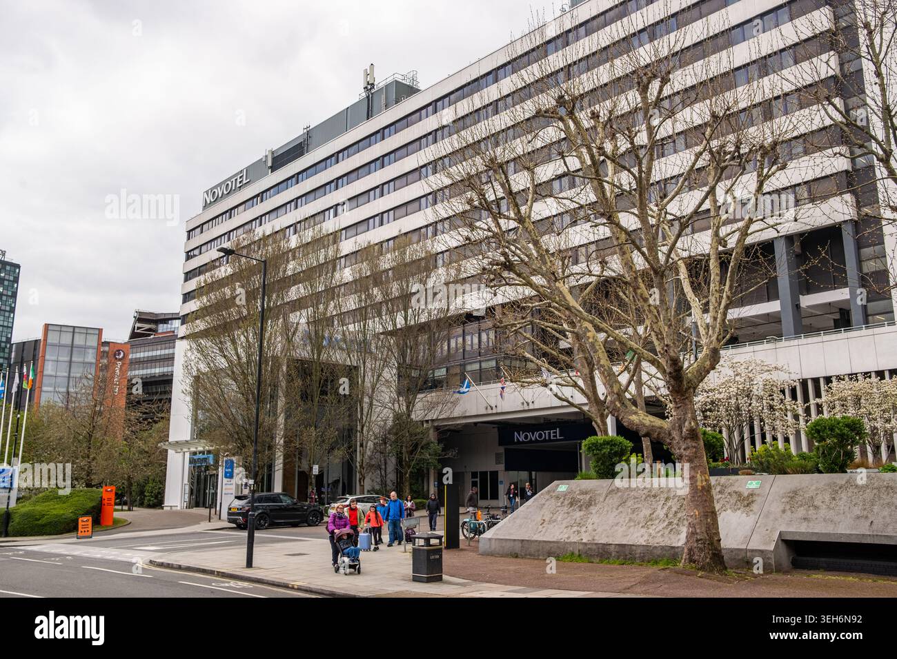 LONDRA - 1° APRILE 2026: SHORTLANDS HAMMERSMITH – Novotel London West, grande e moderno hotel esterno Foto Stock