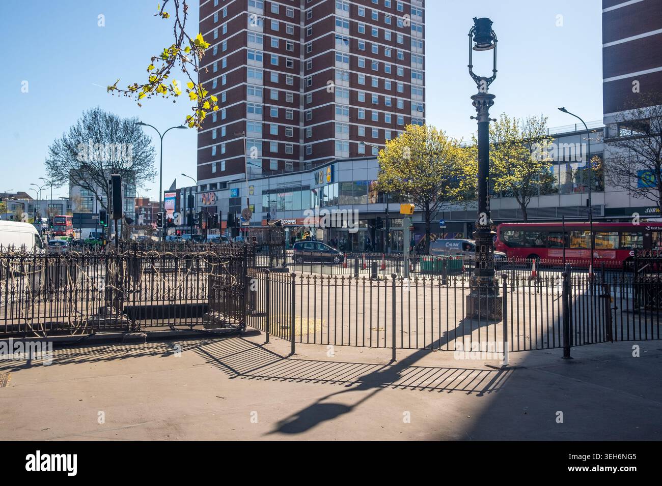 LONDRA - 7 APRILE 2026: I PASTORI VIVONO NEL VERDE: Vista sul verde con ringhiere e torre e centro commerciale West 12 Foto Stock
