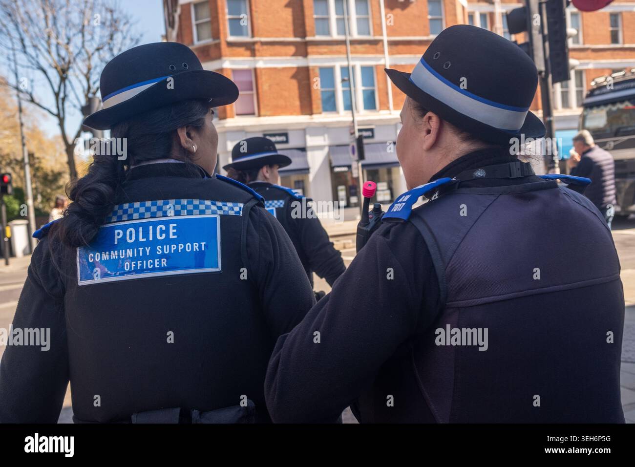 LONDRA - 7 APRILE 2026: GOLDHAWK ROAD SHEPHERDS BUSH - polizia di sostegno funzionari PCO in strada Foto Stock