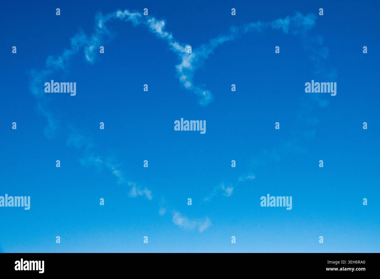 Un cuore di fumo aerobatico viene creato quando due piani volano in simmetria speculare. Foto Stock