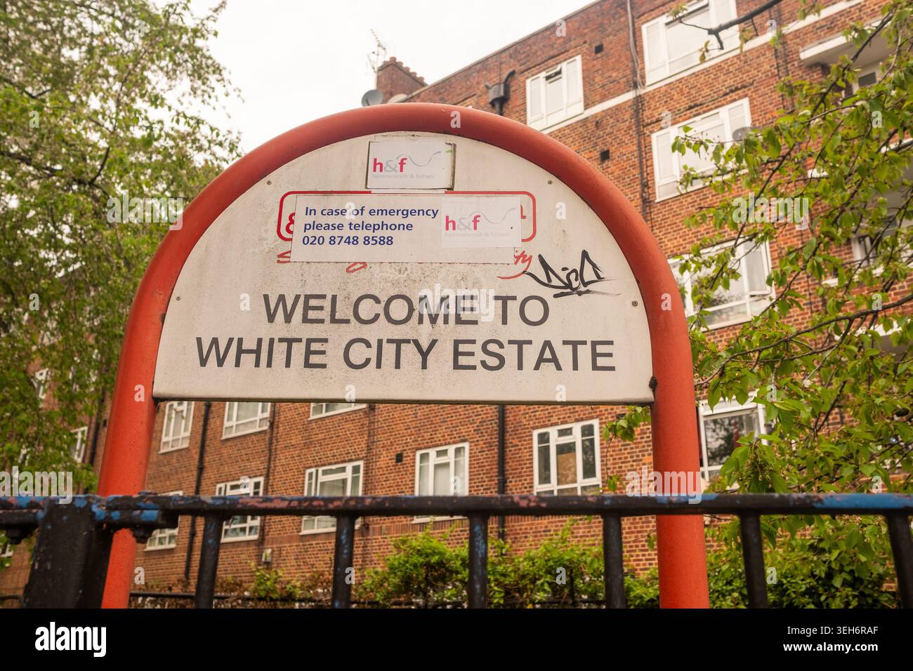 LONDRA - 9 APRILE 2026: TENUTA DI CITTÀ BIANCA - cartello di benvenuto con numero di emergenza Foto Stock