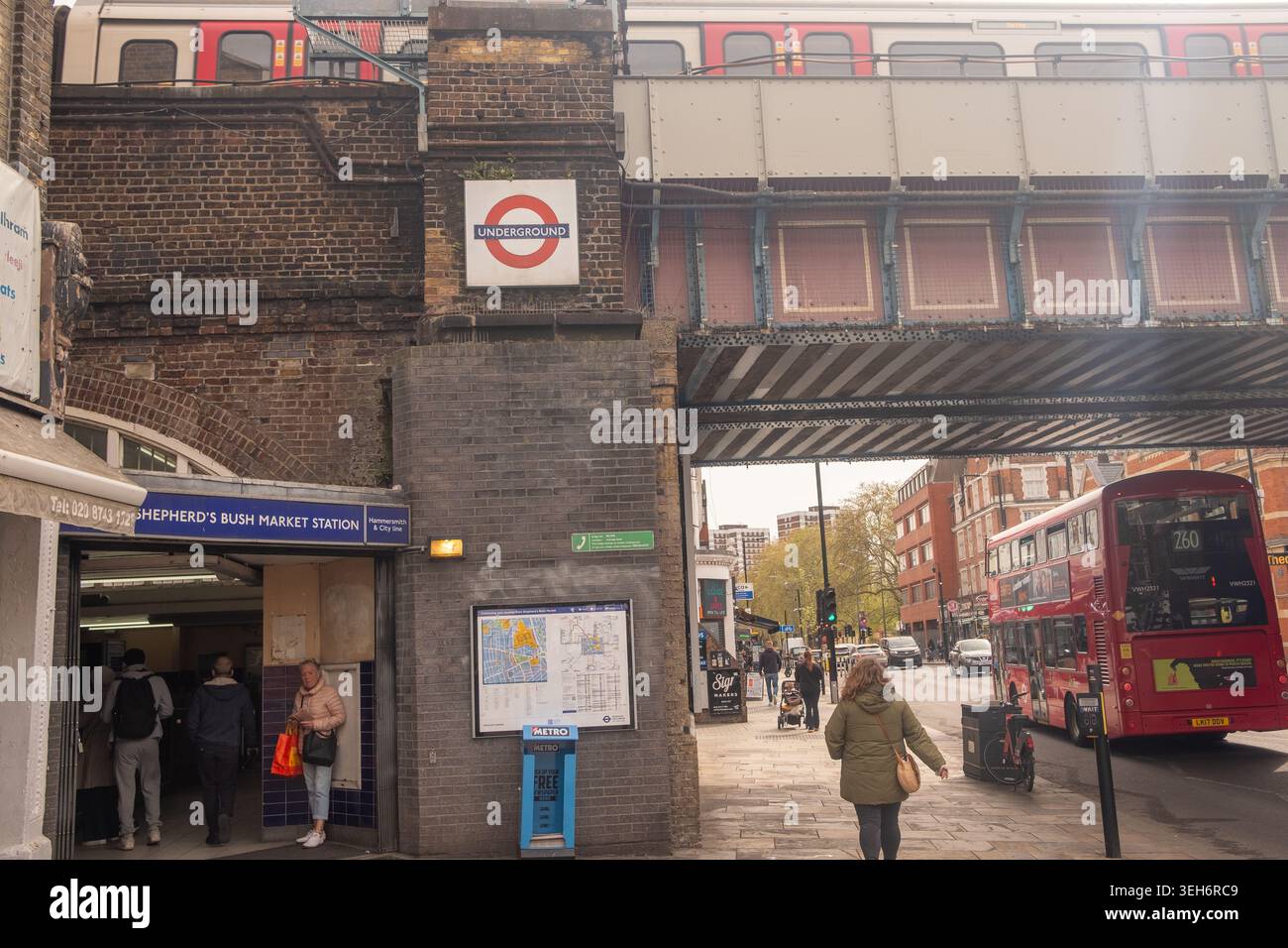 LONDRA - 10 APRILE 2026: UXBRIDGE ROAD SHEPHERDS BUSH - SHEPHERDS Bush Market Station ingresso Hammersmith and City line Foto Stock