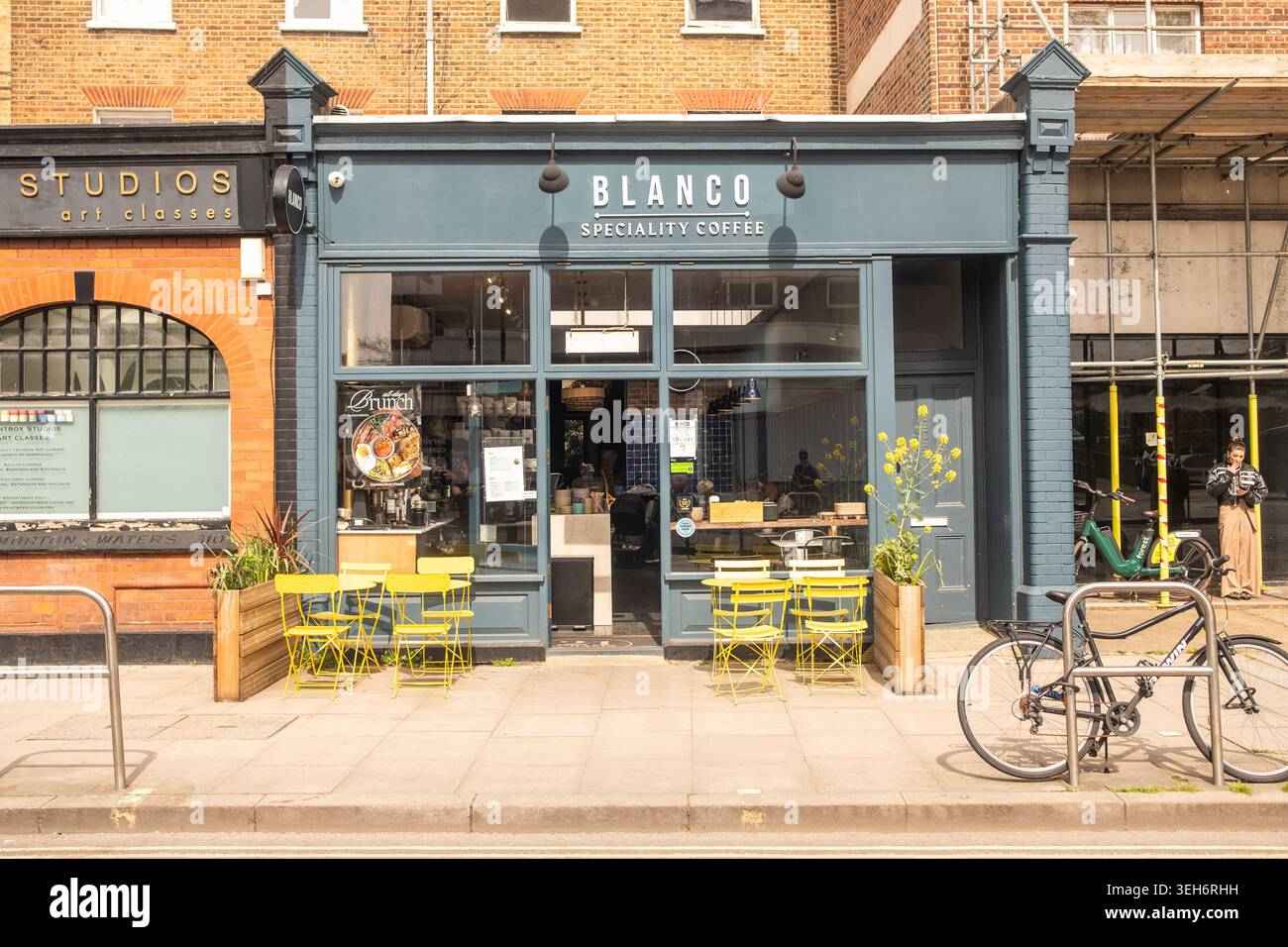 LONDRA - 10 APRILE 2026: KING STREET HAMMERSMITH - Blanco, caffetteria specializzata esterno Foto Stock