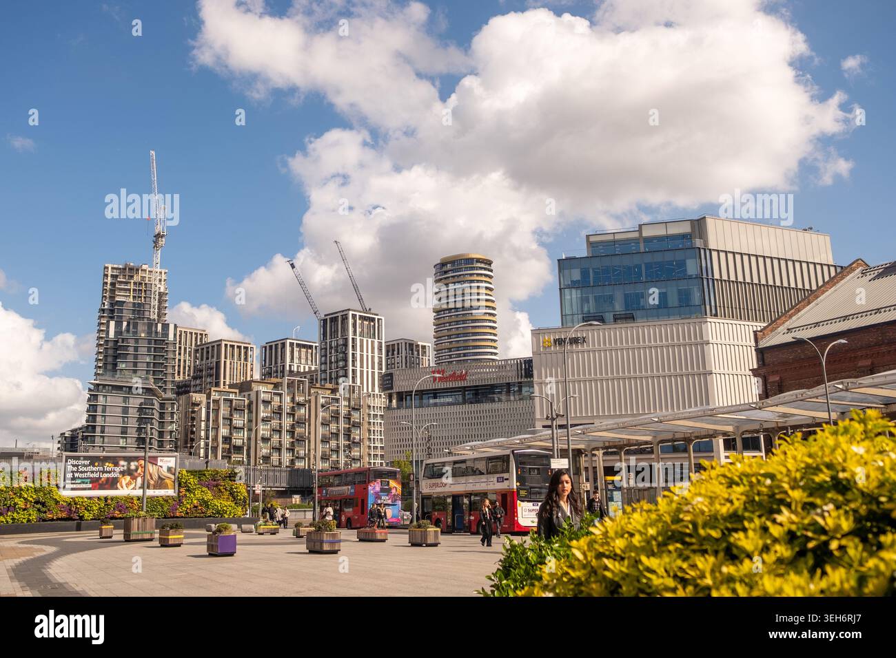 LONDRA - 13 APRILE 2026: CITTÀ BIANCA - sviluppo moderno con Westfield London e nuove torri Foto Stock