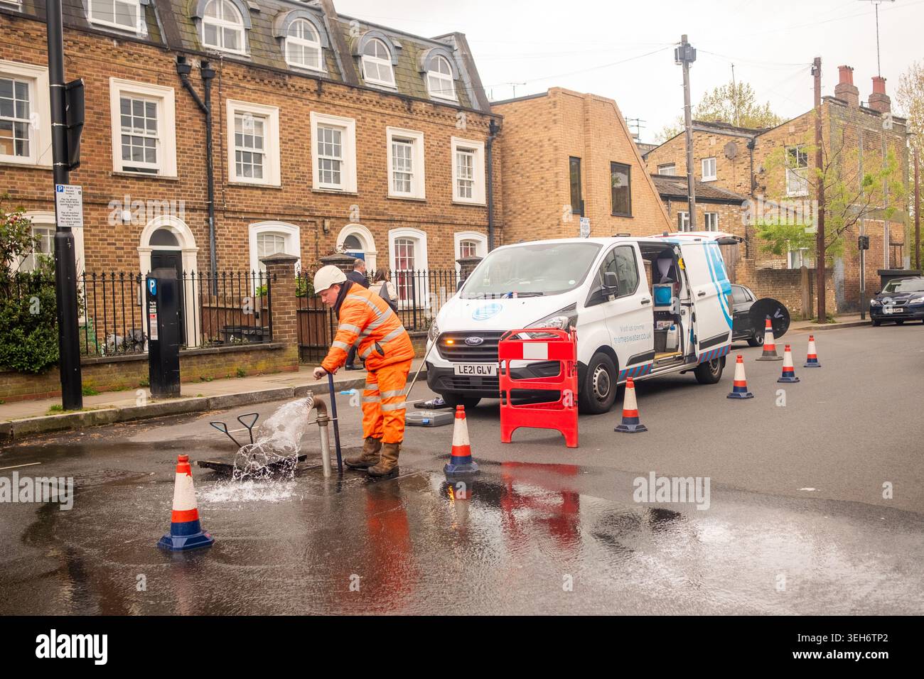 LONDRA - 15 APRILE 2026: HAMMERSMITH W6 - Tamigi Water Fishing Pipe and Road leak Foto Stock