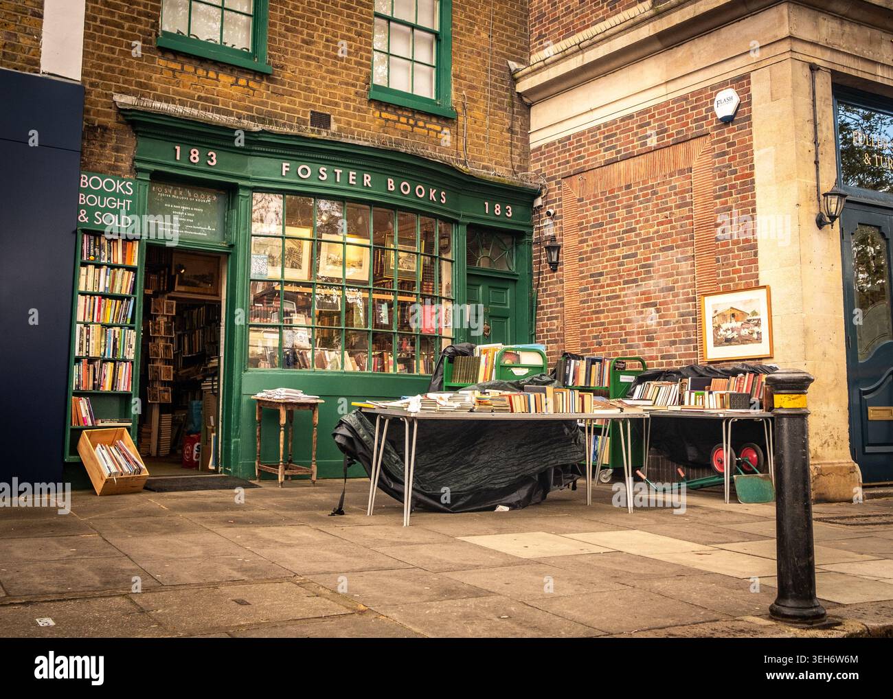 LONDRA - 15 APRILE 2026: CHISWICK HIGH ROAD W4 - Foster Books libreria di seconda mano con esposizione all'aperto Foto Stock