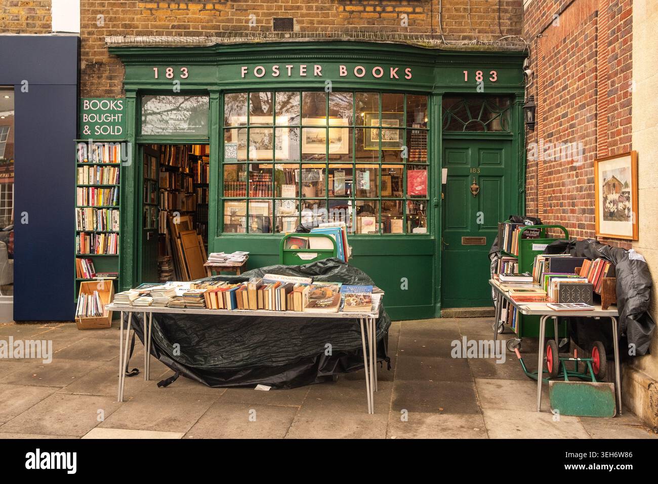 LONDRA - 15 APRILE 2026: CHISWICK HIGH ROAD W4 - Foster Books libreria di seconda mano con esposizione all'aperto Foto Stock
