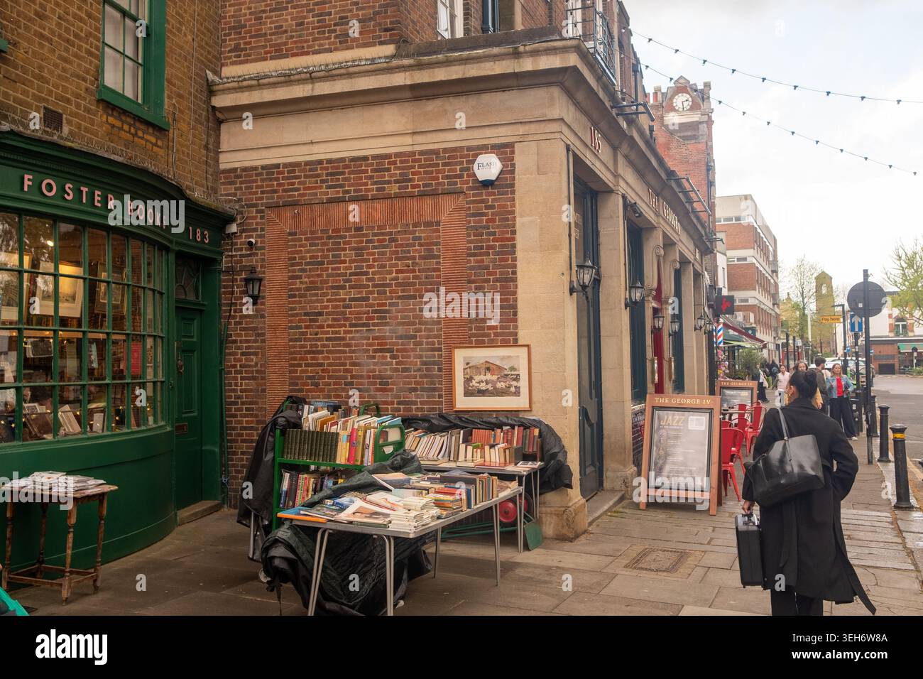 LONDRA - 15 APRILE 2026: CHISWICK HIGH ROAD W4 - Foster Books libreria di seconda mano con esposizione all'aperto Foto Stock