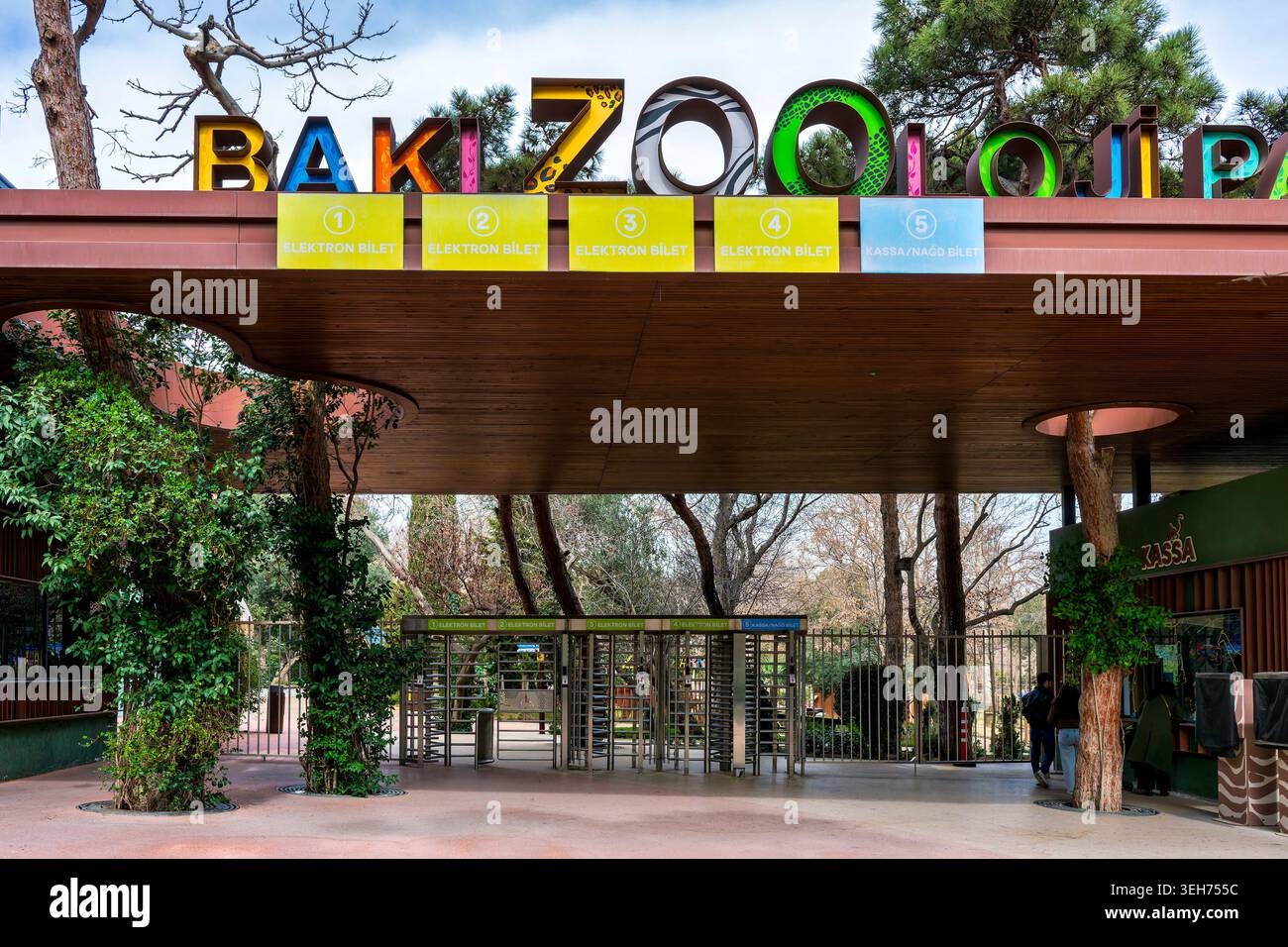 Cancello d'ingresso del Parco Zoologico di Baku con scritte colorate e tornelli per biglietti, Baku, Azerbaigian. Foto Stock