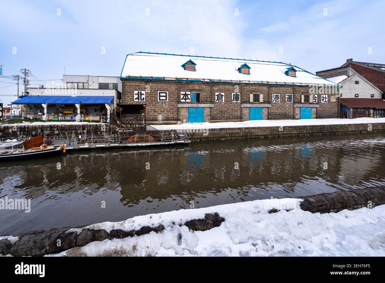 Storici magazzini di pietra lungo il canale innevato di Otaru in inverno, Otaru, Hokkaido, Giappone Foto Stock