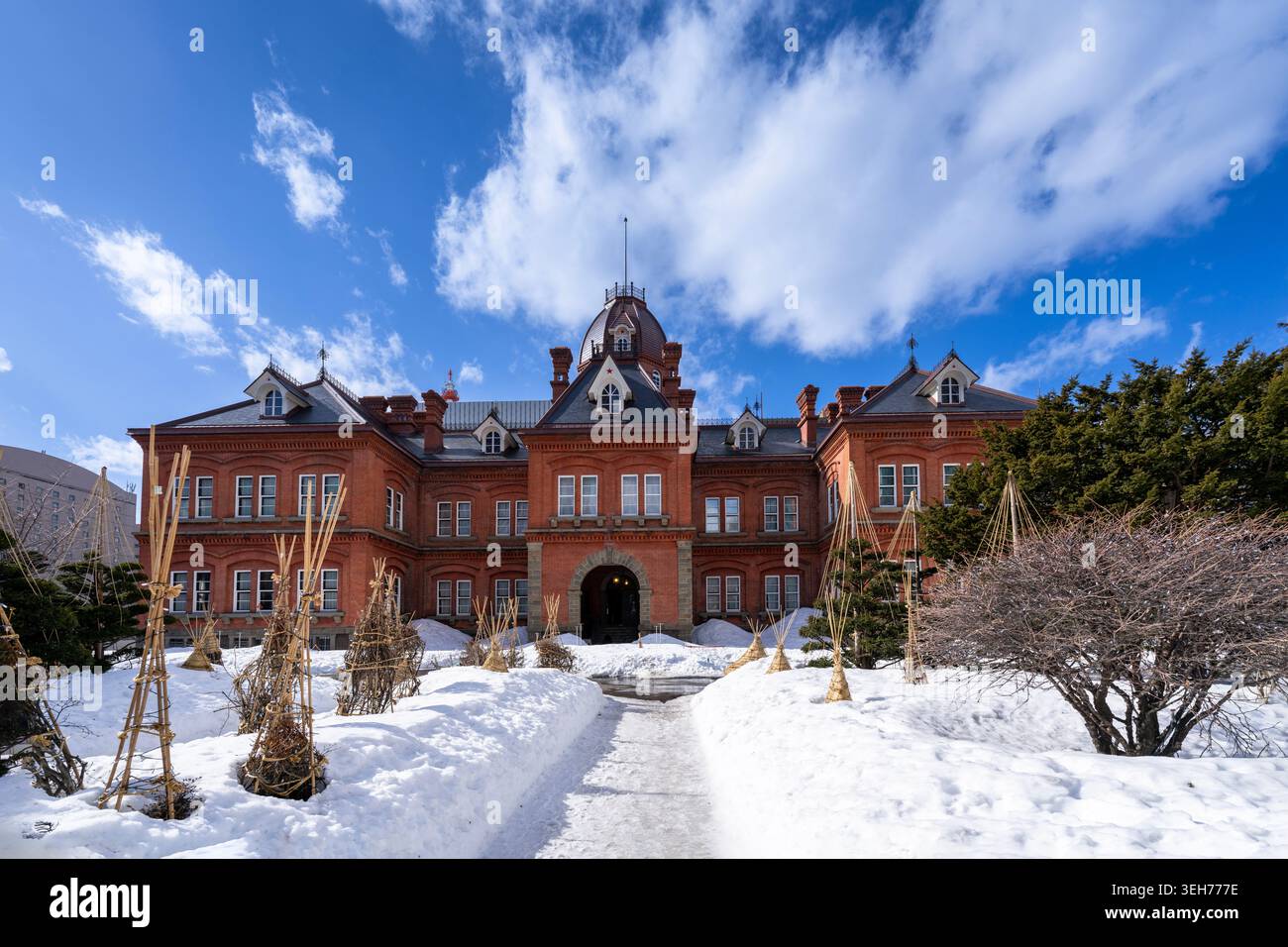 L'ex edificio storico degli uffici governativi di Hokkaido, conosciuto come Akarenga, coperto di neve durante l'inverno a Sapporo, in Giappone Foto Stock