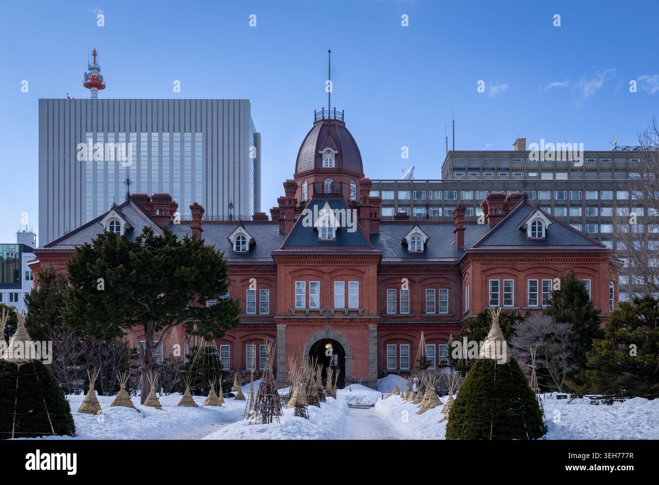 L'ex edificio storico degli uffici governativi di Hokkaido, conosciuto come Akarenga, coperto di neve durante l'inverno a Sapporo, in Giappone Foto Stock