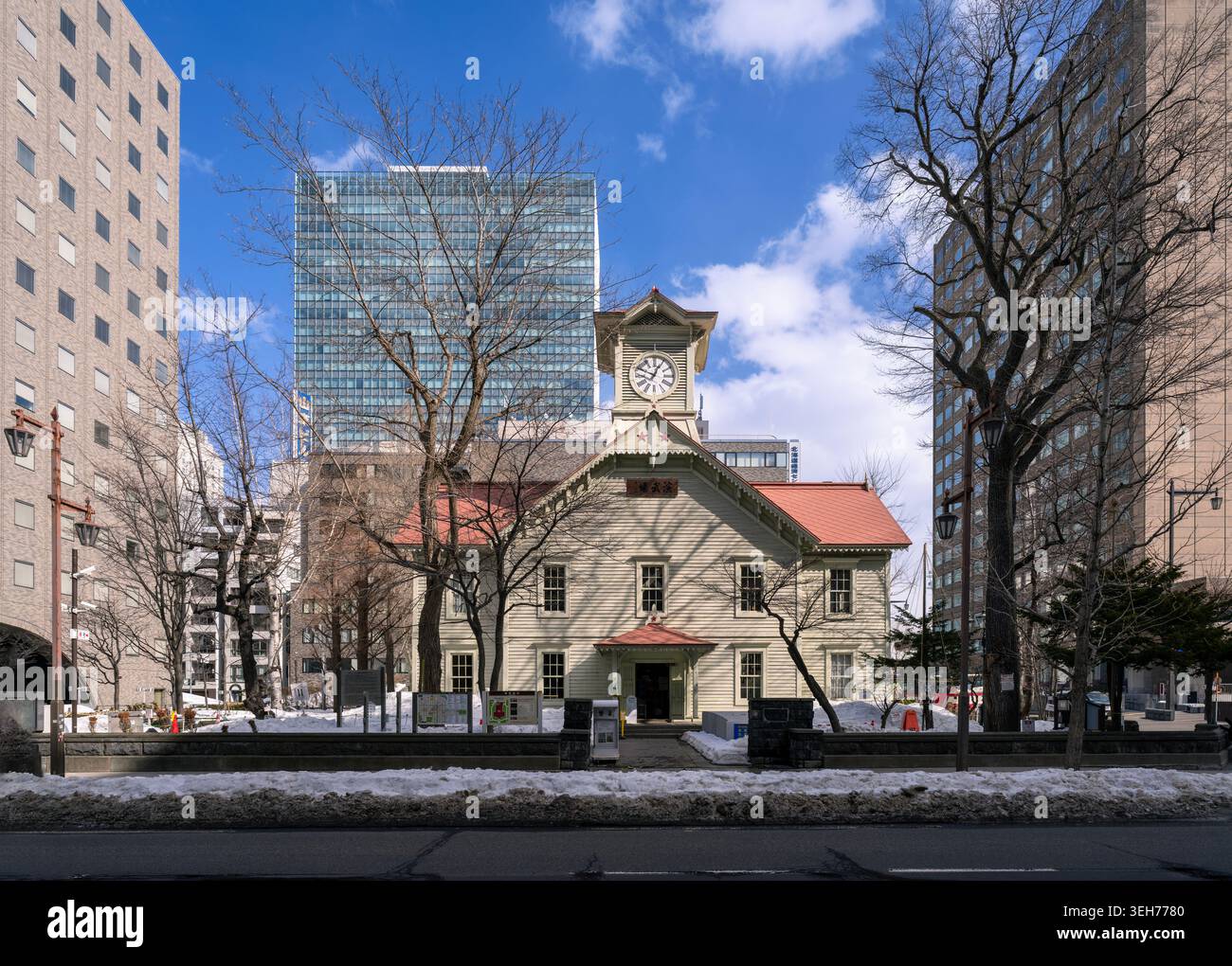La storica Torre dell'orologio di Sapporo, coperta di neve durante l'inverno, è un famoso punto di riferimento culturale a Sapporo, Hokkaido, in Giappone Foto Stock