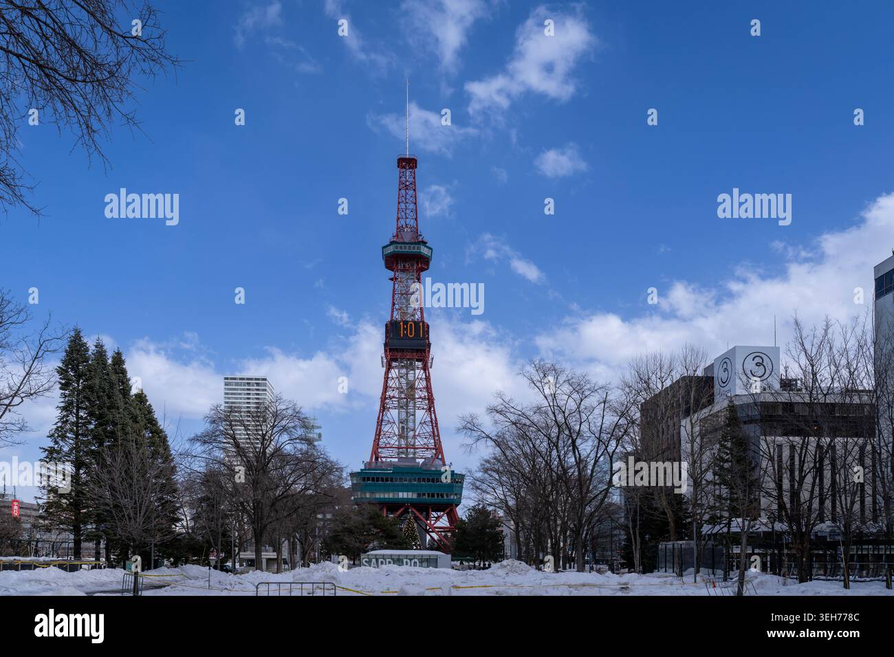 Torre della televisione di Sapporo e Parco odori coperti di neve durante l'inverno, punto di riferimento del paesaggio urbano a Sapporo, Hokkaido, Giappone Foto Stock