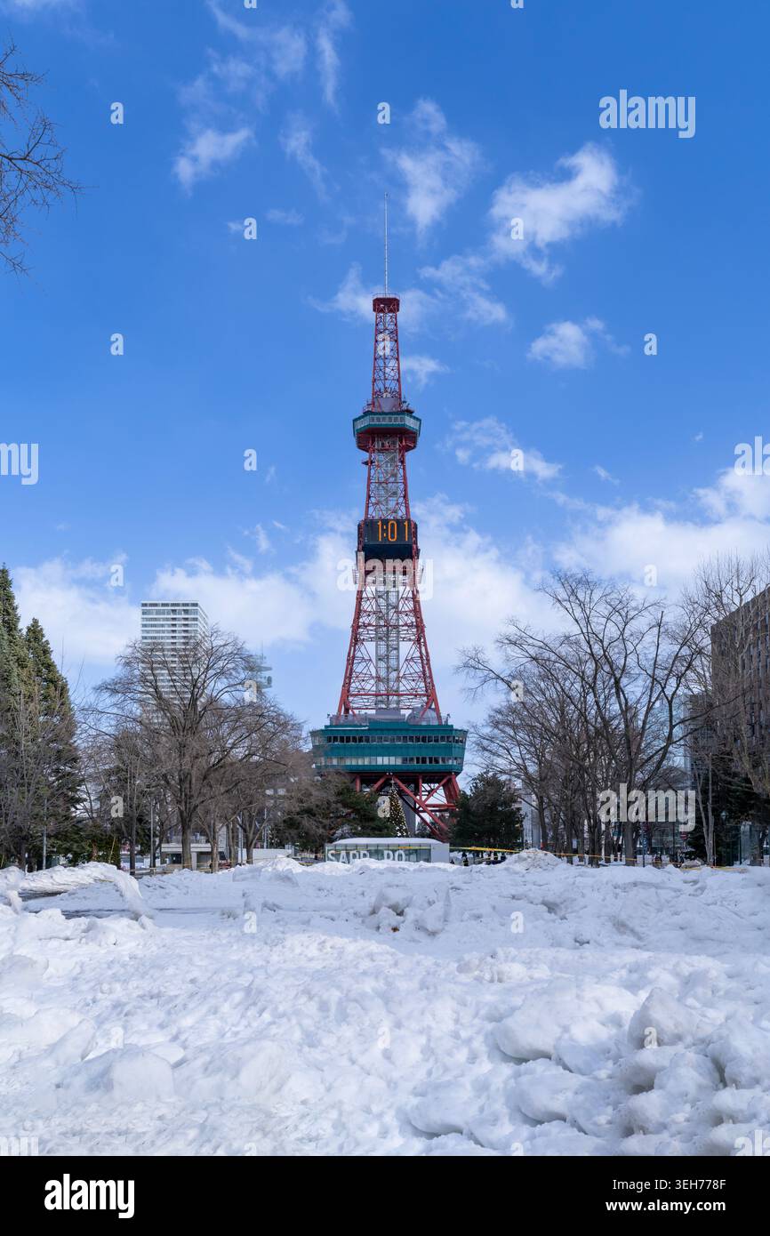 Torre della televisione di Sapporo e Parco odori coperti di neve durante l'inverno, punto di riferimento del paesaggio urbano a Sapporo, Hokkaido, Giappone Foto Stock