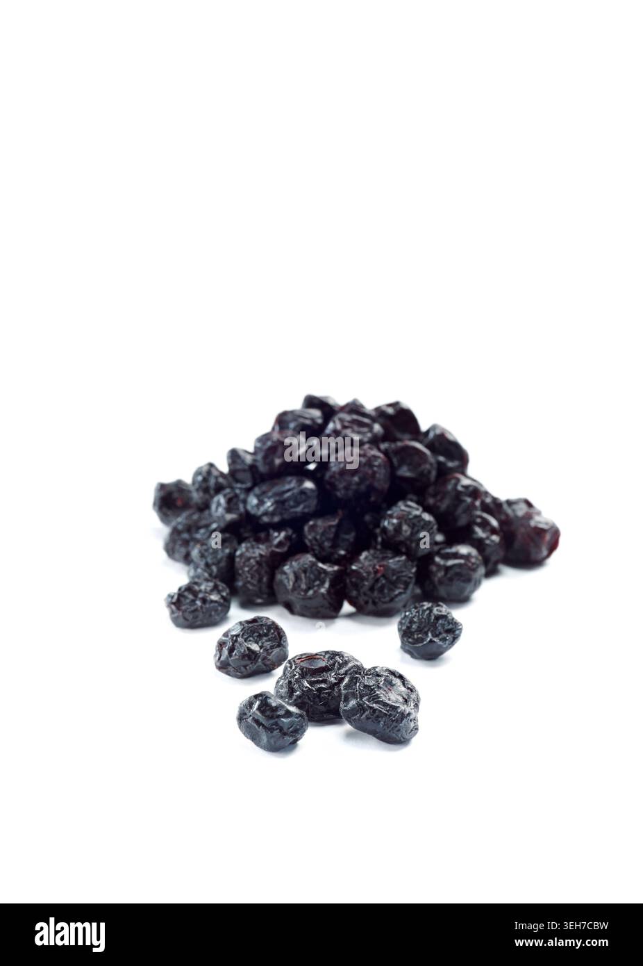 Prugne secche, prugne naturalmente disidratate con ricco colore scuro e texture rugosa, spuntino sano e ingrediente alimentare naturale tradizionale Foto Stock