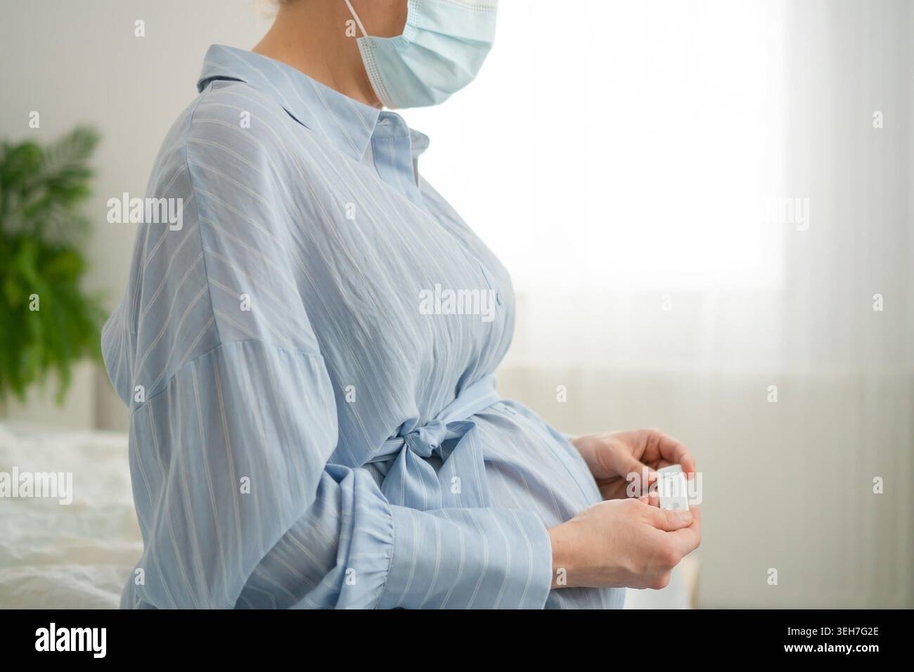 Ansiosa attesa madre che controlla i risultati dell'analisi PCR. Metodo di laboratorio moderno per il rilevamento di agenti patogeni durante il periodo di gestazione. Foto Stock