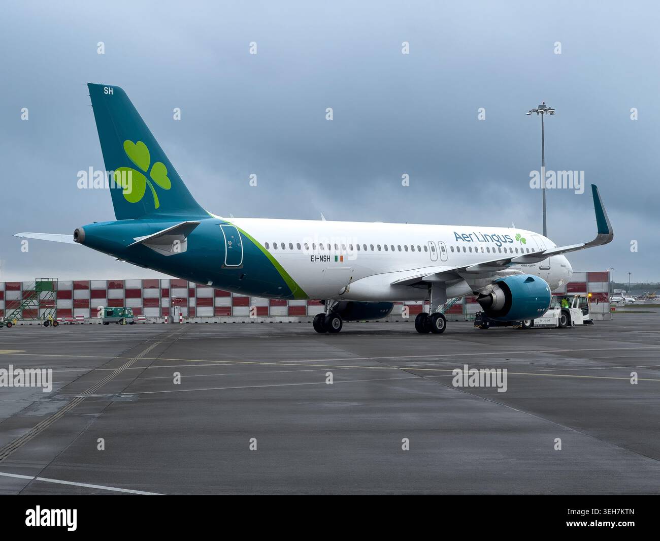 Aer Lingus Airbus A320neo aereo passeggeri parcheggiato su asfalto sotto cielo nuvoloso Foto Stock