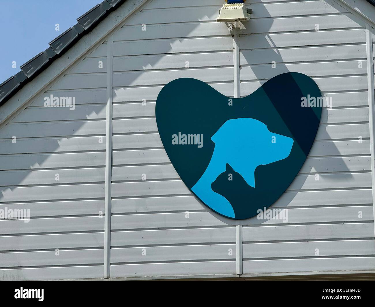 Kesgrave, Suffolk : nuovo logo all'ospedale veterinario. Veterinari di Orwell. - Immagine stock catturata con smartphone