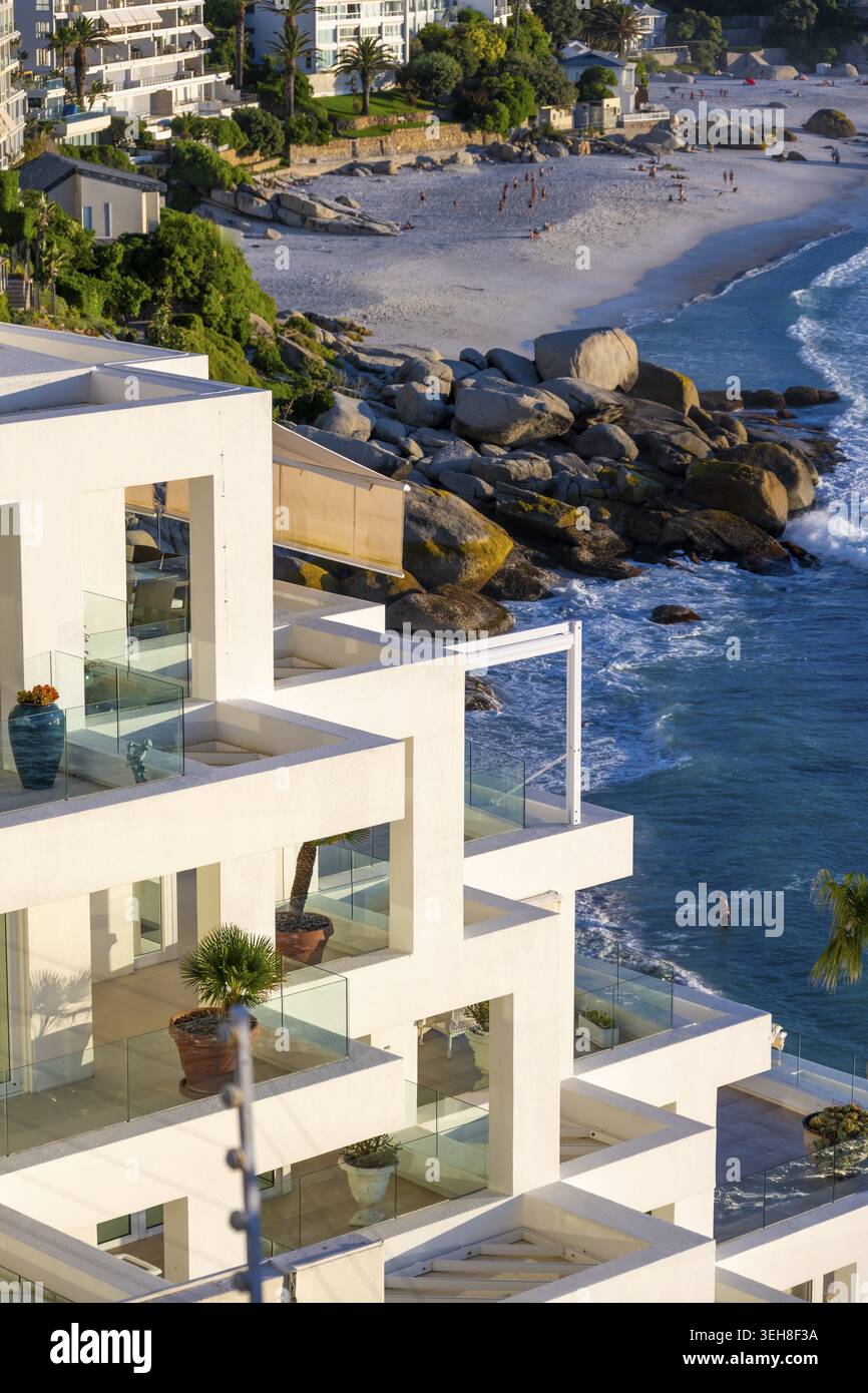 Architettura moderna, lussuoso appartamento fronte spiaggia vicino a Camps Bay, città del Capo, Sud Africa Foto Stock