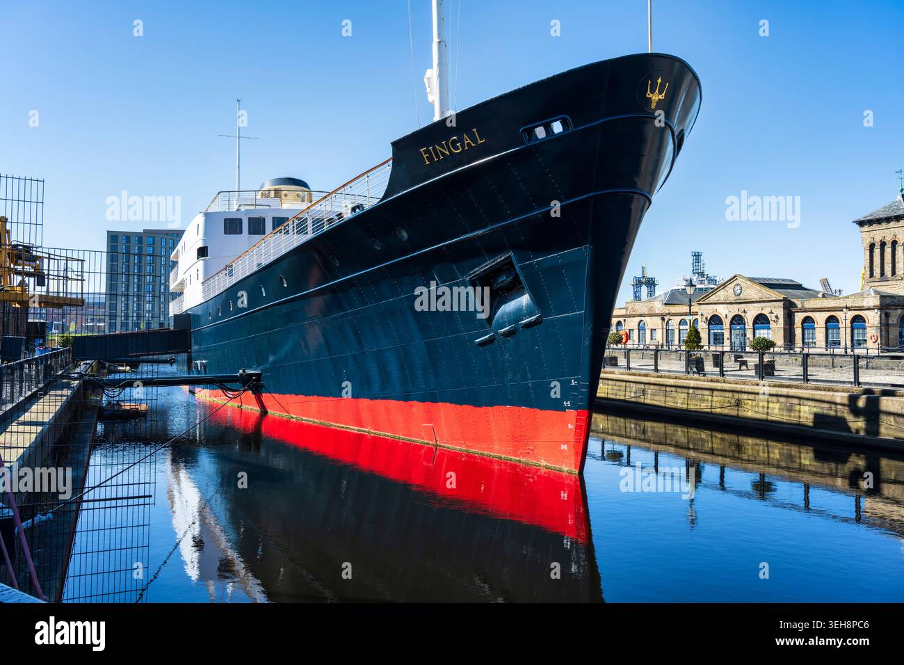 Fingal Hotel, un lussuoso hotel galleggiante permanentemente ancorato ad Albert Dock nel Porto di Leith, Edimburgo, Scozia, Regno Unito Foto Stock