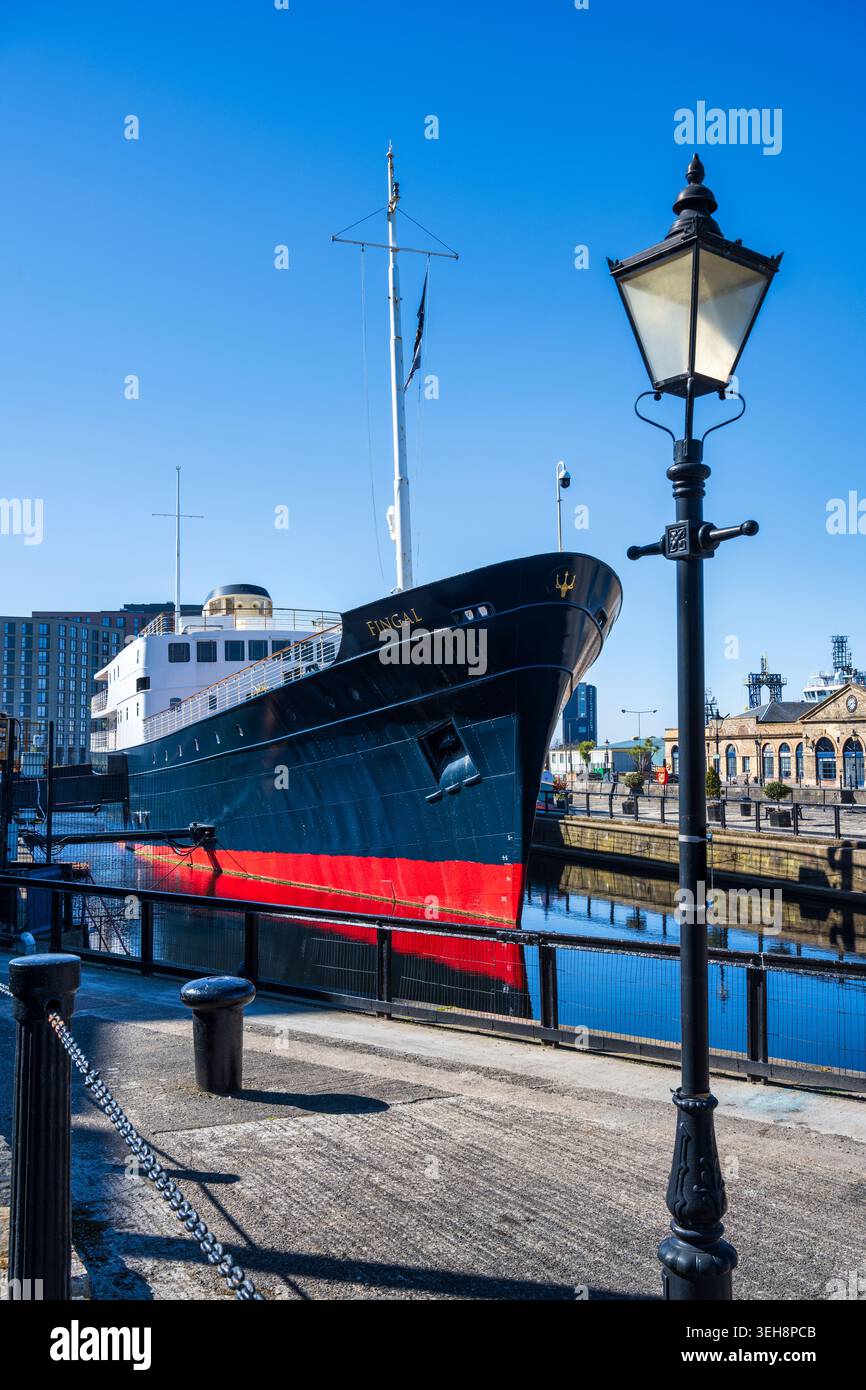 Fingal Hotel, un lussuoso hotel galleggiante permanentemente ancorato ad Albert Dock nel Porto di Leith, Edimburgo, Scozia, Regno Unito Foto Stock