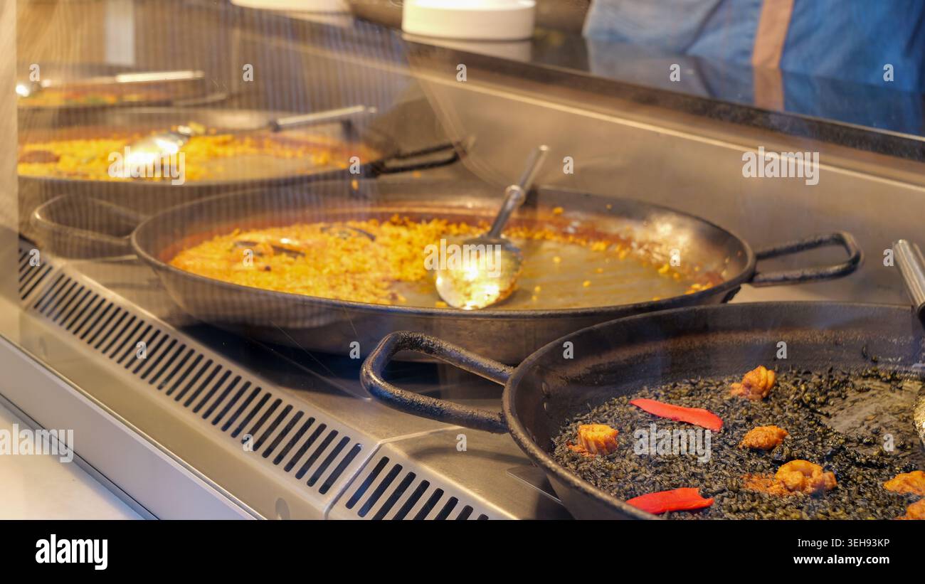 Paella di riso dai sapori diversi al mercato di San Miguel a Madrid Foto Stock